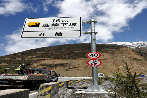 交通標(biāo)志桿廠家告訴你有哪些分類(lèi)